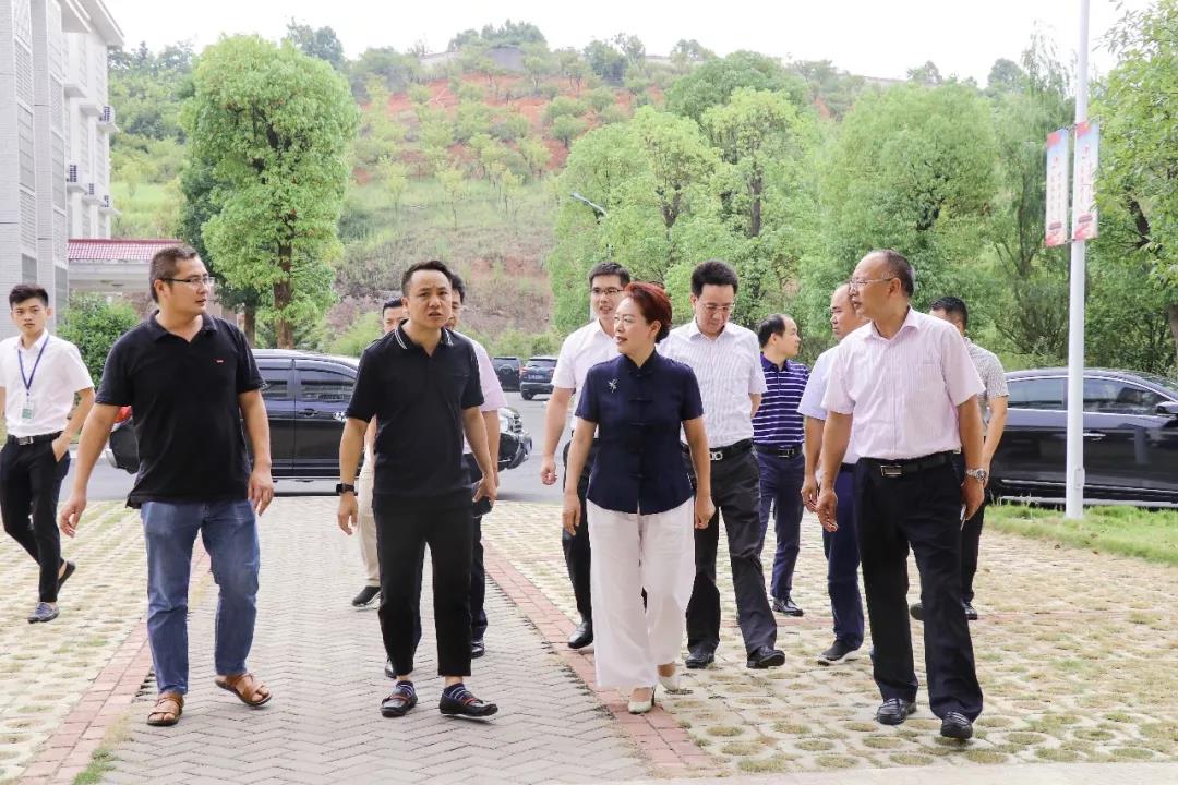 省民政廳黨組書記、廳長唐白玉蒞臨株洲縣海福祥養(yǎng)老護(hù)理院考察工作