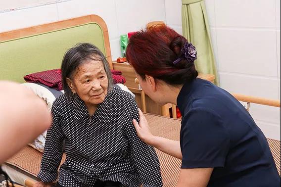 省民政廳黨組書記、廳長唐白玉蒞臨株洲縣海福祥養(yǎng)老護(hù)理院考察工作