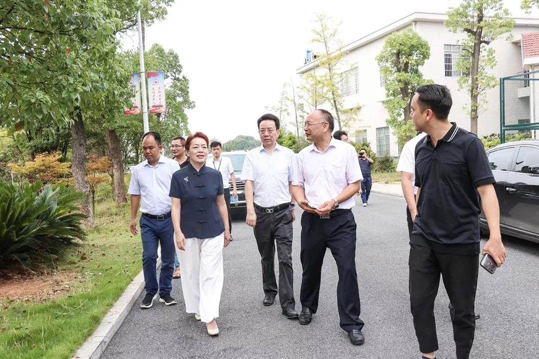 省民政廳黨組書記、廳長唐白玉蒞臨株洲縣海福祥養(yǎng)老護(hù)理院考察工作