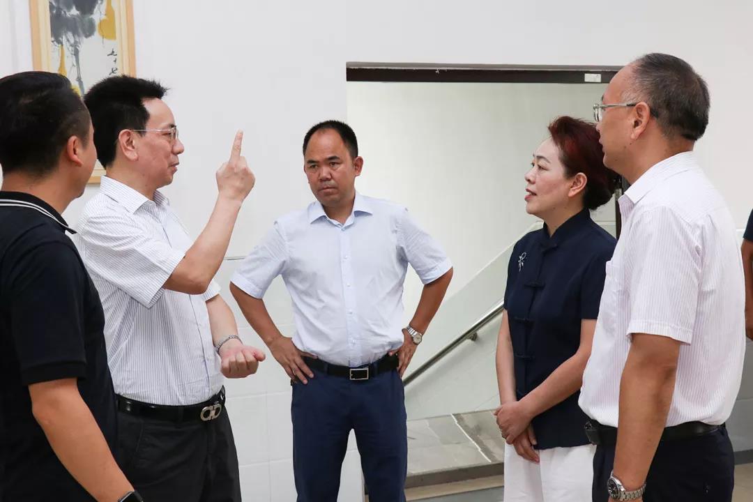 省民政廳黨組書記、廳長唐白玉蒞臨株洲縣海福祥養(yǎng)老護(hù)理院考察工作